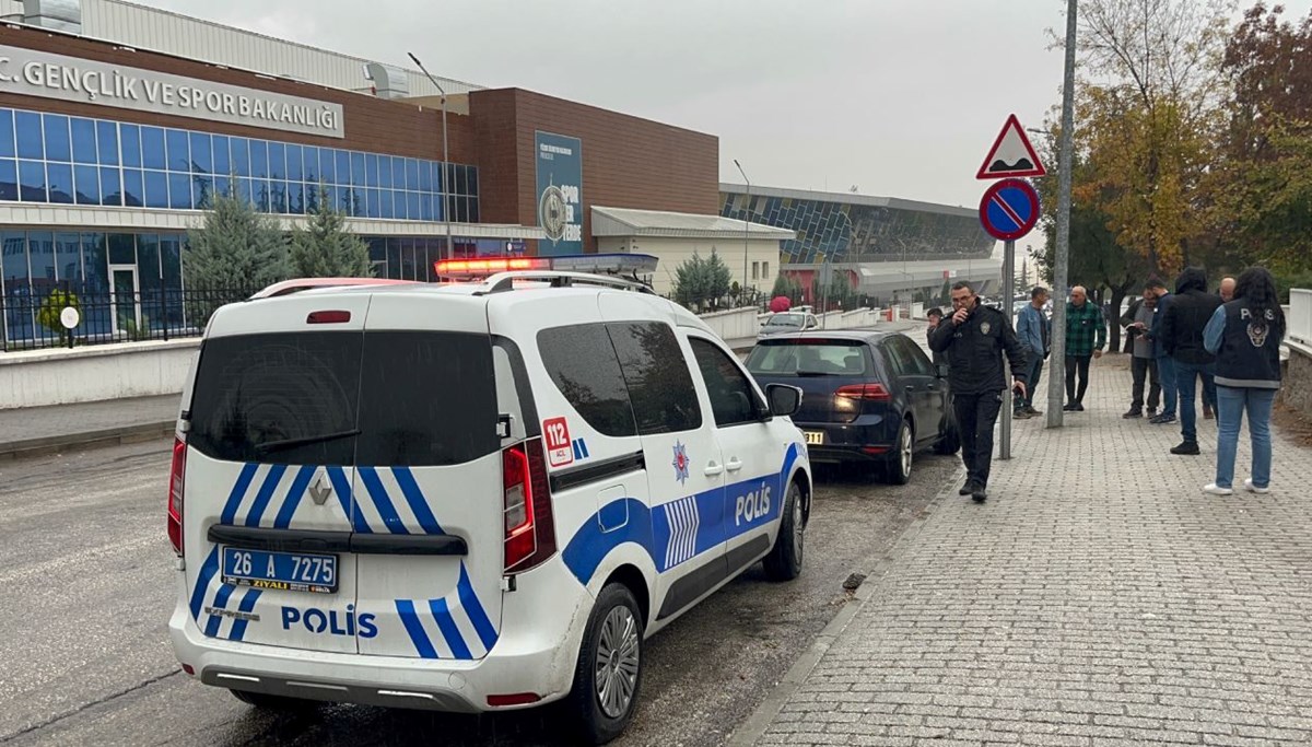 İçinde bulunduğu otomobilin sürücüsünü vurdu