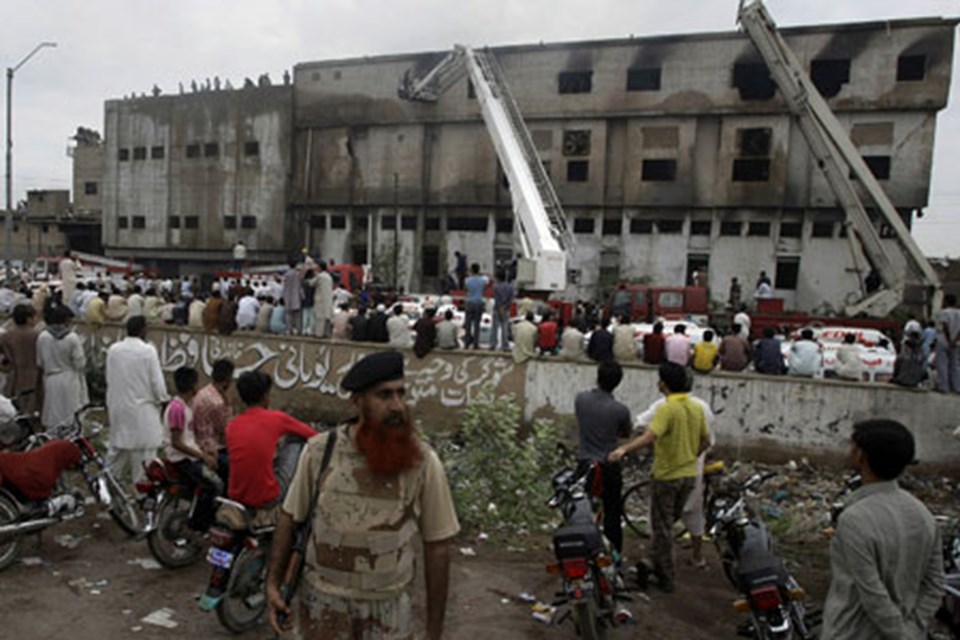 Pakistan'daki yangında ölü sayısı artıyor - 1