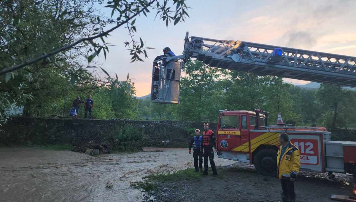 Karabük'te sağanak yağış sonrası dere yükseldi, vatandaşlar tarlada mahsur kaldı Karabük'te sağanak yağış sonrası dere yükseldi, vatandaşlar tarlada mahsur kaldı