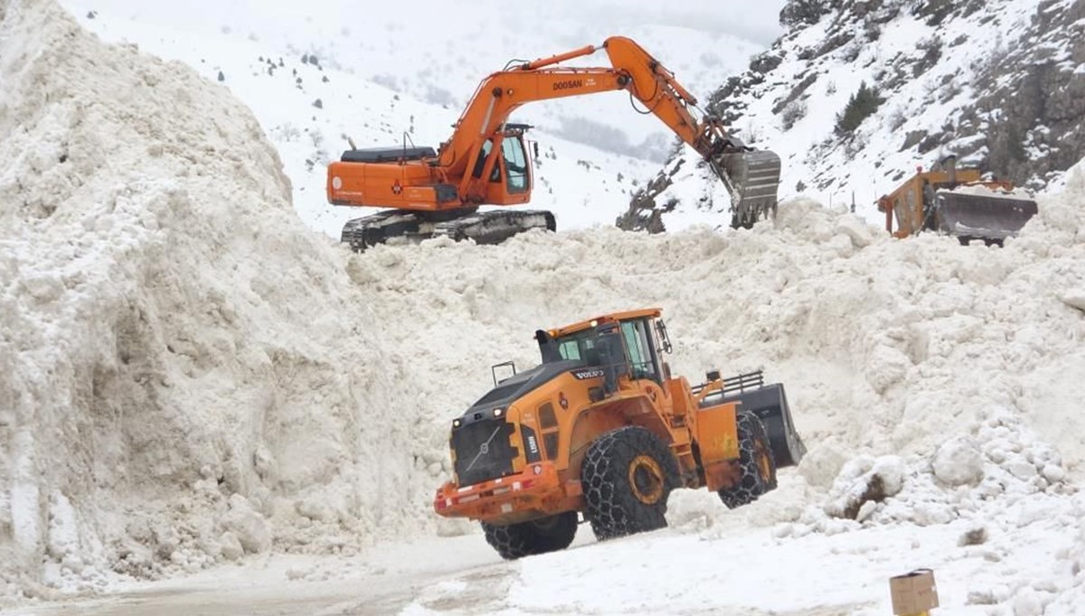 Doğuda kar esareti: Van-Çatak Karayolu’nda 10 bölgeye çığ düştü