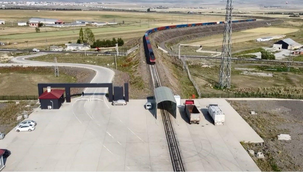 Kars Asya ile Avrupa'yı birbirine bağlıyor