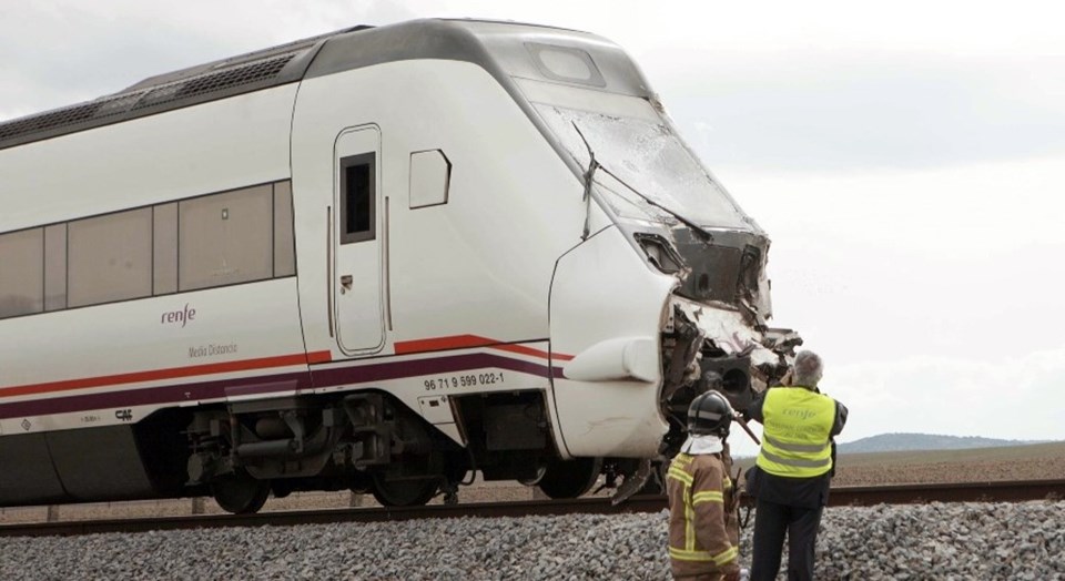 İspanya’da yolcu treni kamyona çarptı - 1
