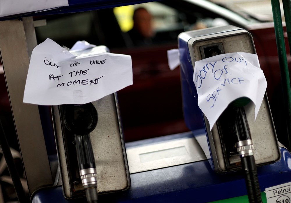 İngiltere'de petrol krizi devam ediyor: Sürücüler arasında bıçaklı kavga - 3