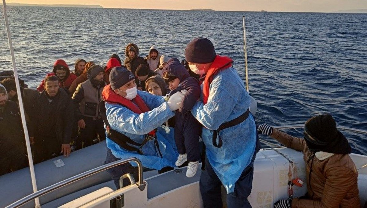 İzmir'de 66 göçmen kurtarıldı