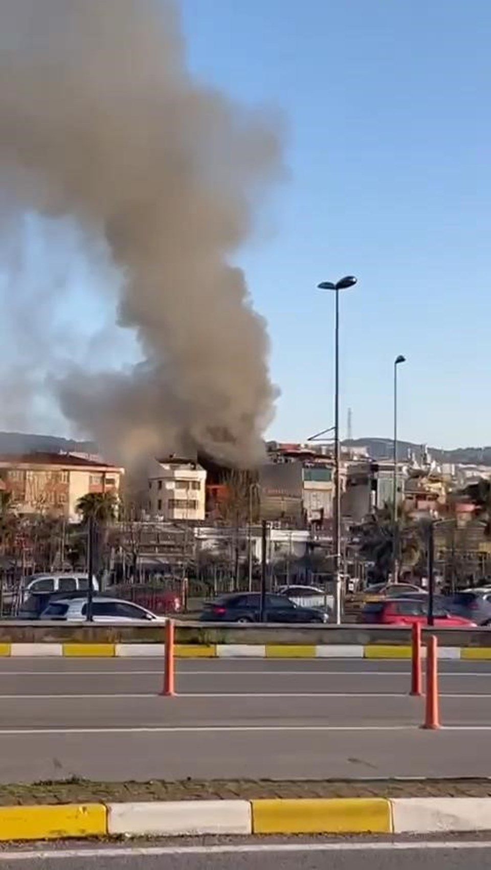İstanbul'da 7 katlı otelde yangın: 2 ölü, 3 yaralı - 2