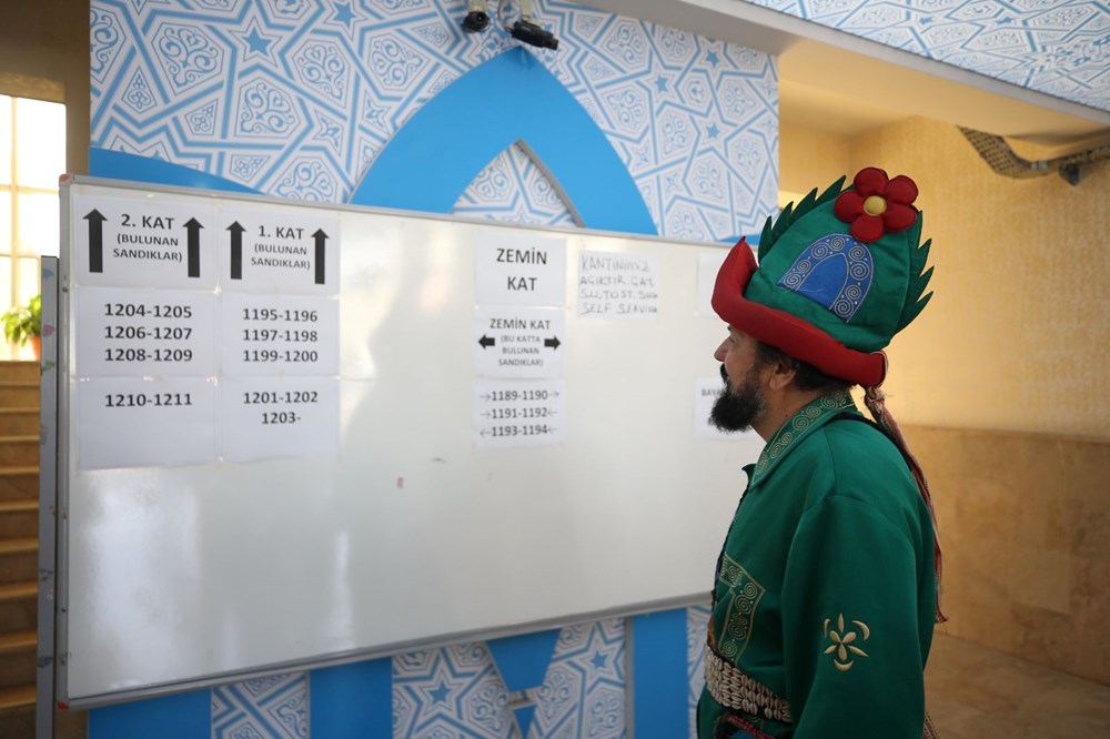 Sandık başından ilginç görüntüler: Kral da var astronot da - 9