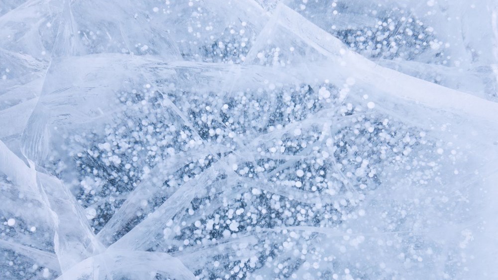 Ледяная поверхность. Белый лед Байкал светлый фон. Cryogenic freezing.