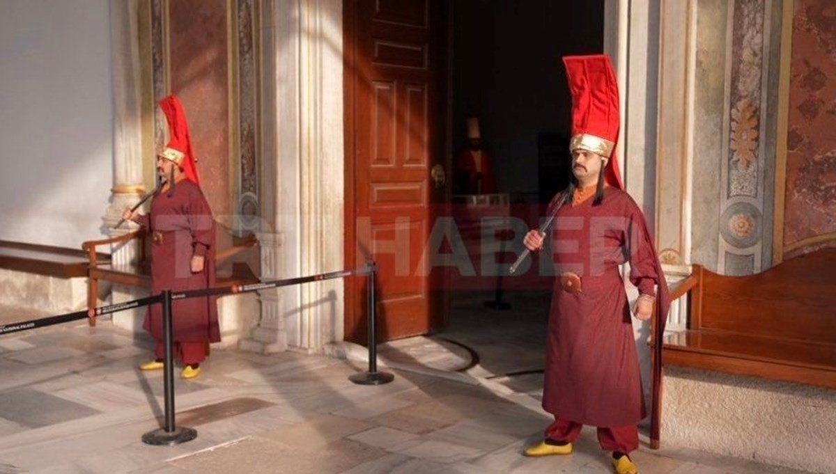 İstanbul'a 189 yıl sonra geri döndüler: Topkapı sarayının silahtarları görev başında İstanbul'a 189 yıl sonra geri döndüler: Topkapı sarayının silahtarları görev başında