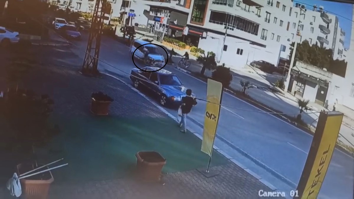 Çocuğa aracın çarptığı ve bisikletiyle havaya uçtuğu anlar anbean güvenlik kamerasına yansıdı. Çocuğa aracın çarptığı ve bisikletiyle havaya uçtuğu anlar anbean güvenlik kamerasına yansıdı.