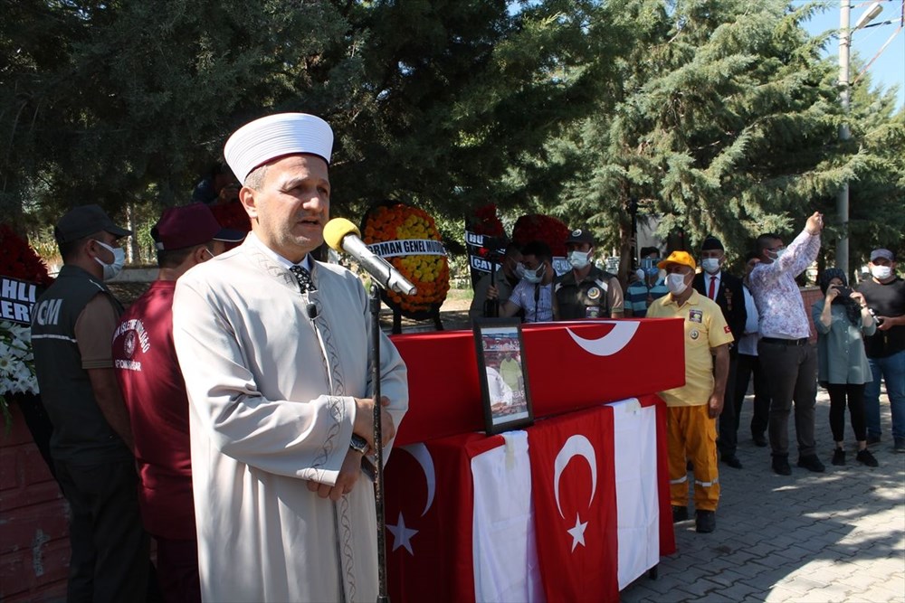 Manavgat'taki yangında ölen orman işçisi babasını cübbesiyle uğurladı - 8