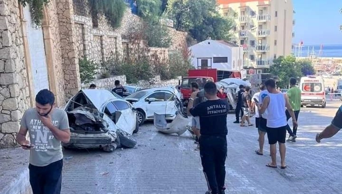 Kalkan’da beton mikseri kontrolden çıktı | Çok sayıda araç hurdaya döndü