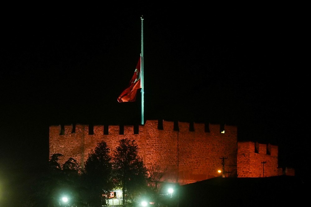 Türkiye'de bayraklar yarıya indirildi - 2