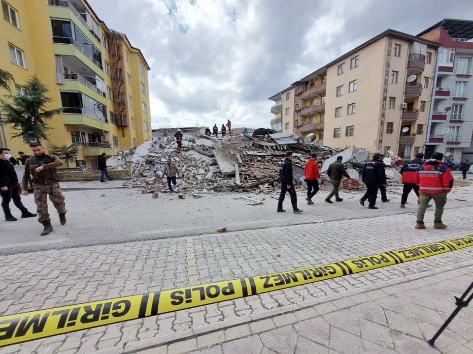 Malatya'da ağır hasarlı bina çöktü - 1