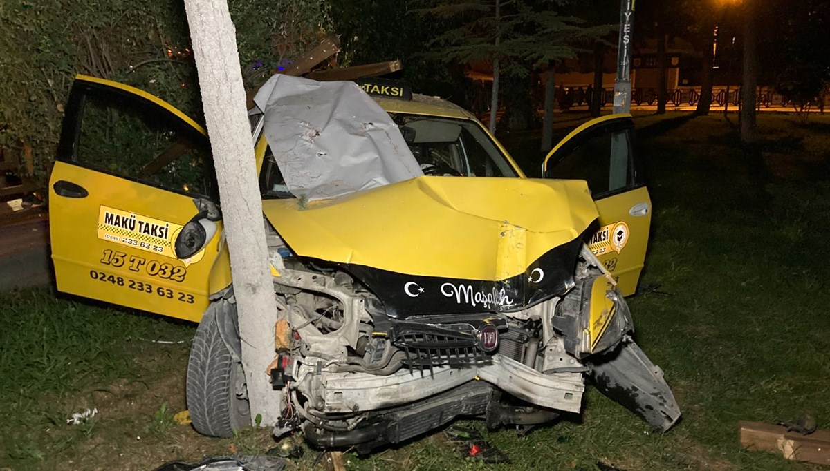 Taksici polisten kaçarken kaza yaptı | Hem alkollü hem ehliyetsiz Taksici polisten kaçarken kaza yaptı | Hem alkollü hem ehliyetsiz