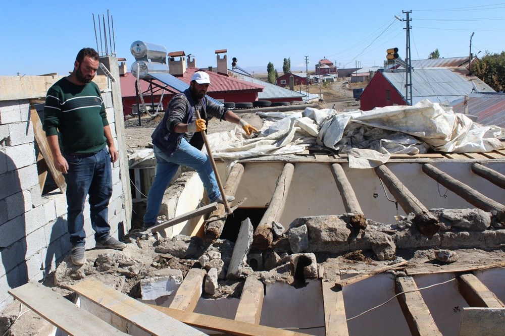 Evine yılanların yuva yaptığını iddia eden vatandaş evini yıktı - 8