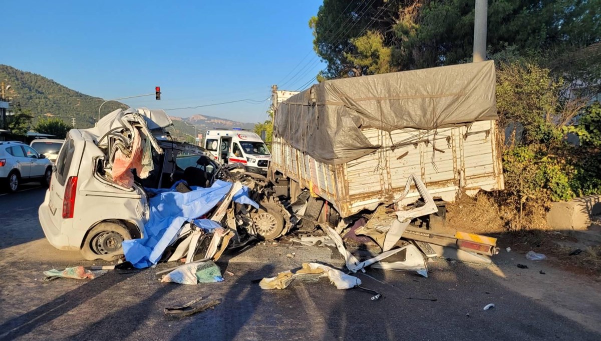 Manisa’da feci kaza | Emniyet şeridindeki kamyona çarptı: 4 ölü, 3 ağır yaralı Manisa’da feci kaza | Emniyet şeridindeki kamyona çarptı: 4 ölü, 3 ağır yaralı