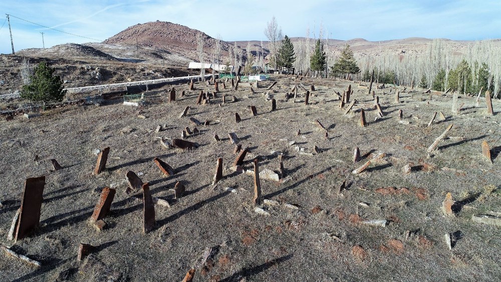 4 asırlık mezarlıktaki dev mezar taşları dikkat çekiyor - 10