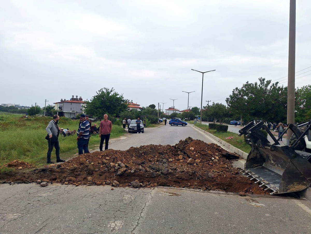 Davayı kazanan hissedarlar yolu ulaşıma kapattırdı