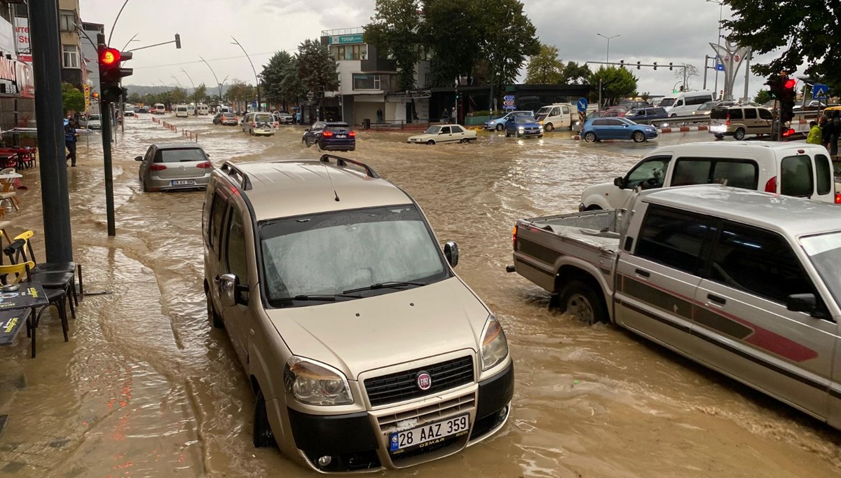 Giresun'da sağanak yağış hayatı felç etti Giresun'da sağanak yağış hayatı felç etti