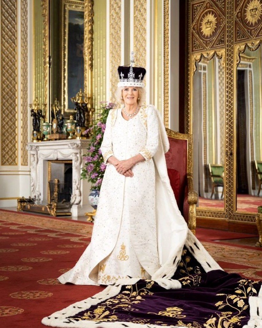 Kral Charles ve Kraliçe Camilla'nın resmi kraliyet portreleri yayınlandı - 3