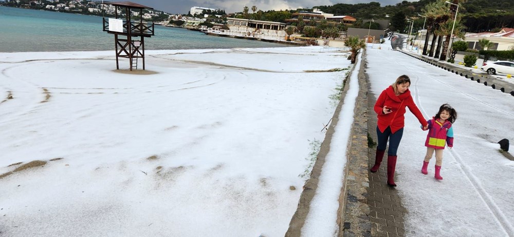 Dolunun etkili olduğu Çeşme'de plajlar beyaza büründü - 5