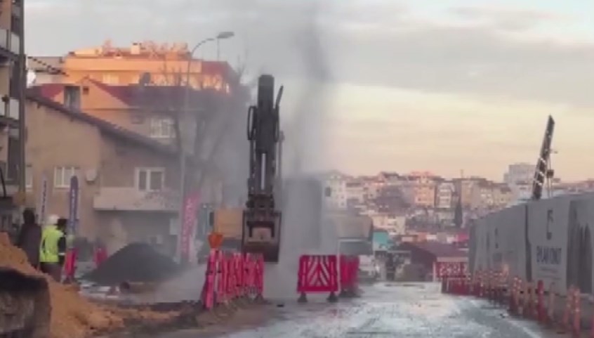 Kadıköy'de su borusu patladı: Su metrelerce yukarı fışkırdı