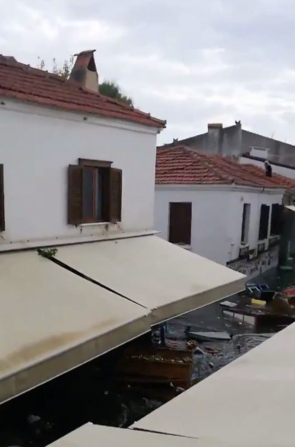 Seferihisar'da tsunami: Sokakları deniz suyu bastı - 3