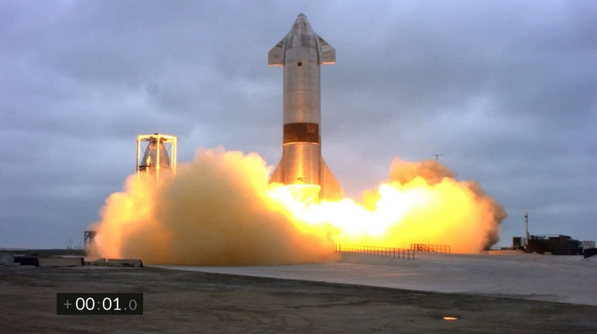 Starship ilk uçuş testini geçen yıl yapmıştı. Roket 10 kilometre yükseldikten sonra inişe geçmişti.