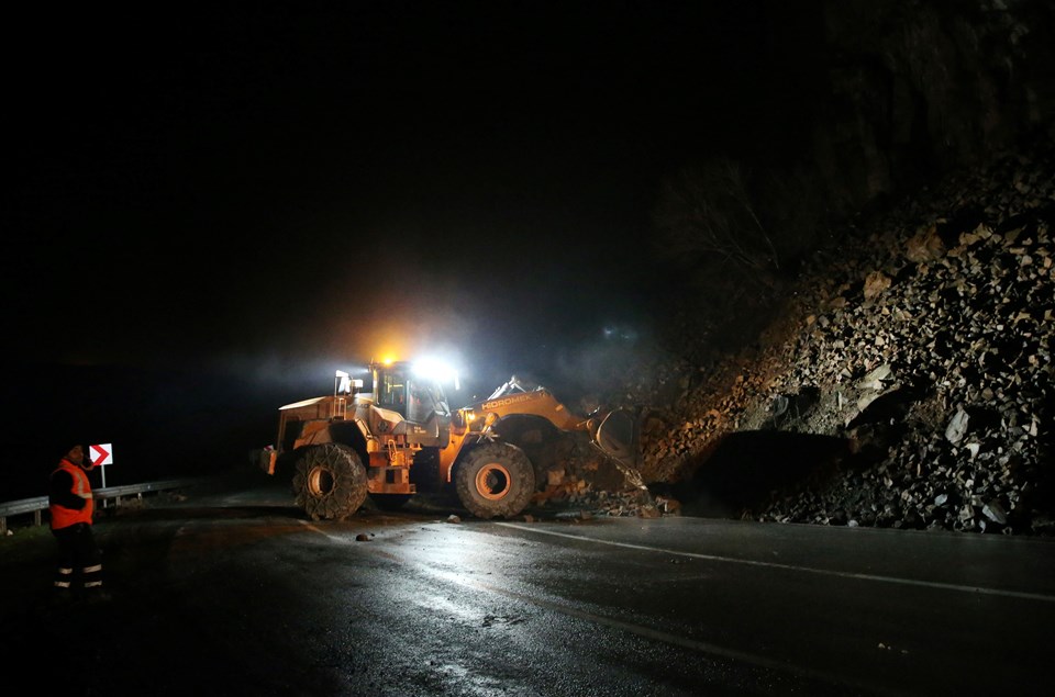Bitlis’te yola düşen kayalar trafik akışını durdurdu: 8 saat sonra açıldı - 1