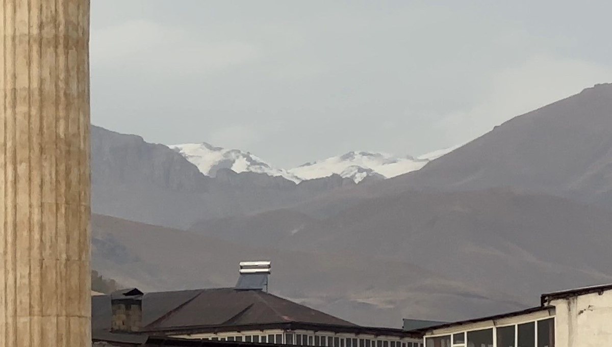 Yüksekova Mor Dağı'nın zirvesi beyaza büründü