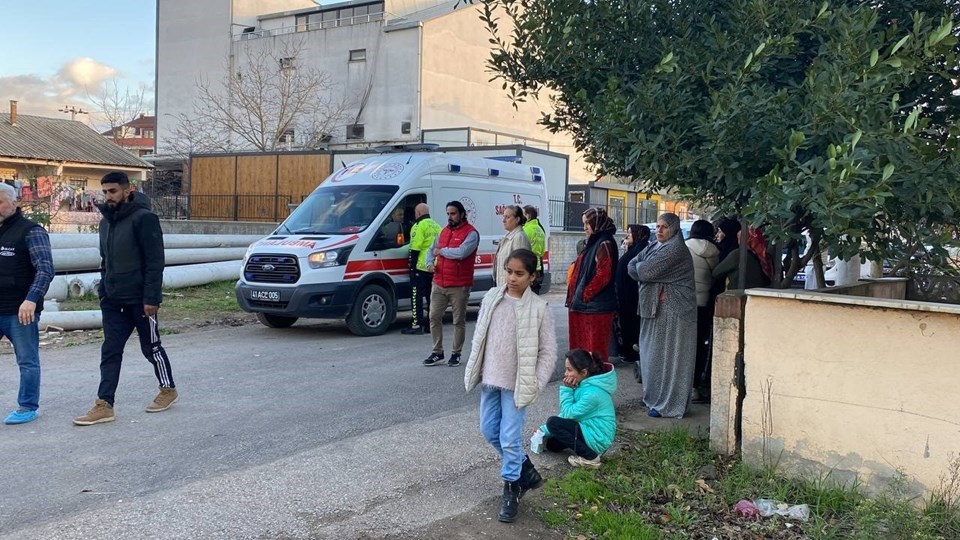 Oynarken beton direklerin arasında sıkışarak can verdi - 1