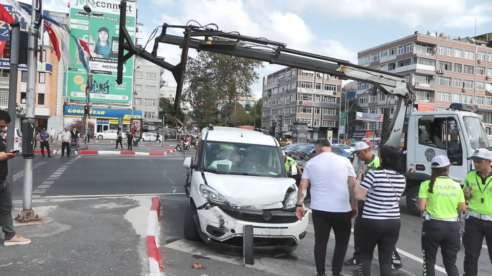 Vatan Caddesi’nde ambulans devrildi, trafik durdu: 3 yaralı - 1