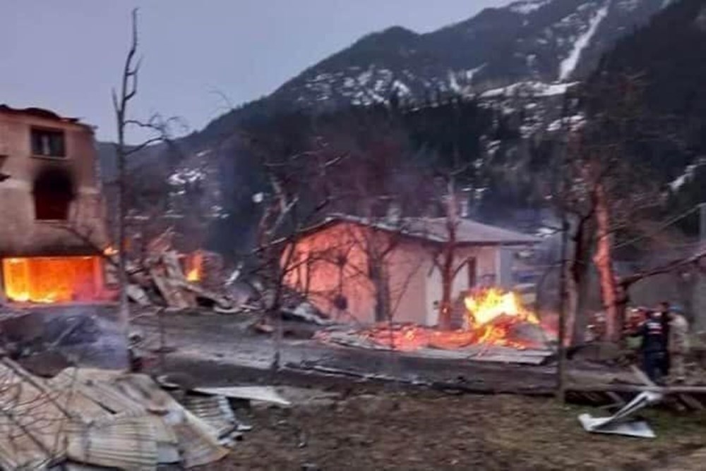 Artvin Şavşat'ta 6 ev yandı: 1 ölü, 1 kayıp - 4