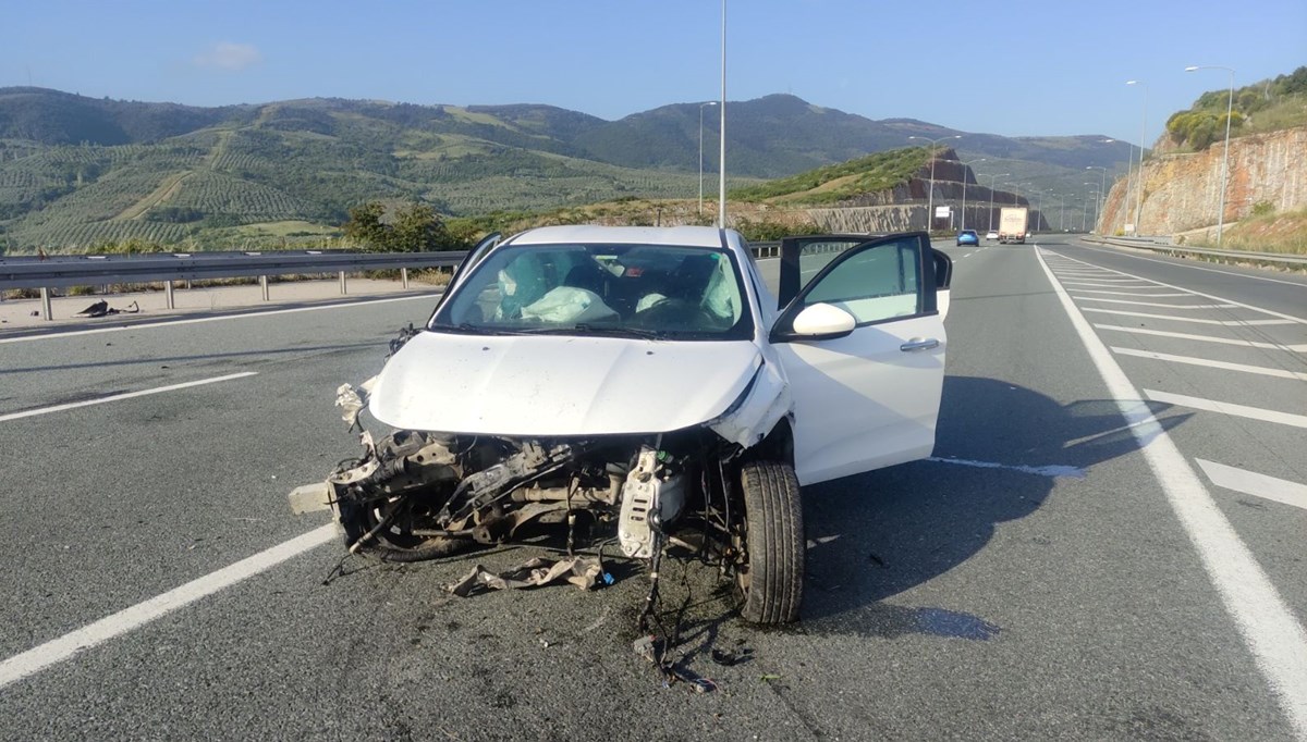 Otomobil bariyerlere çarptı Otomobil bariyerlere çarptı