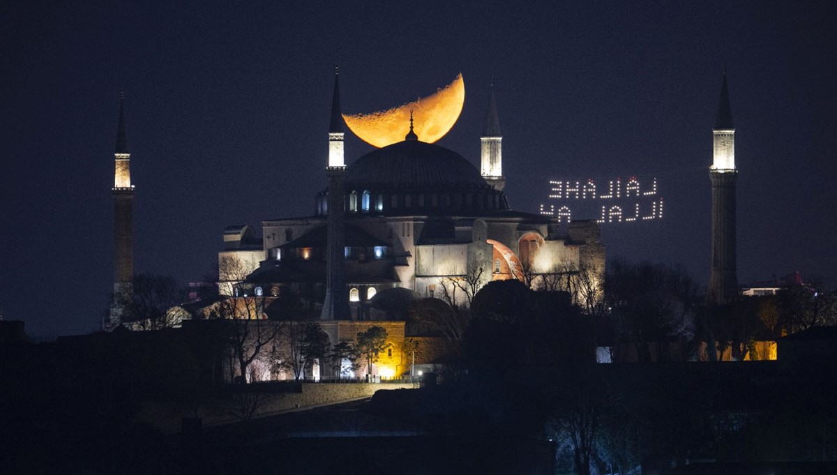 İstanbul'da yarım ay manzarası