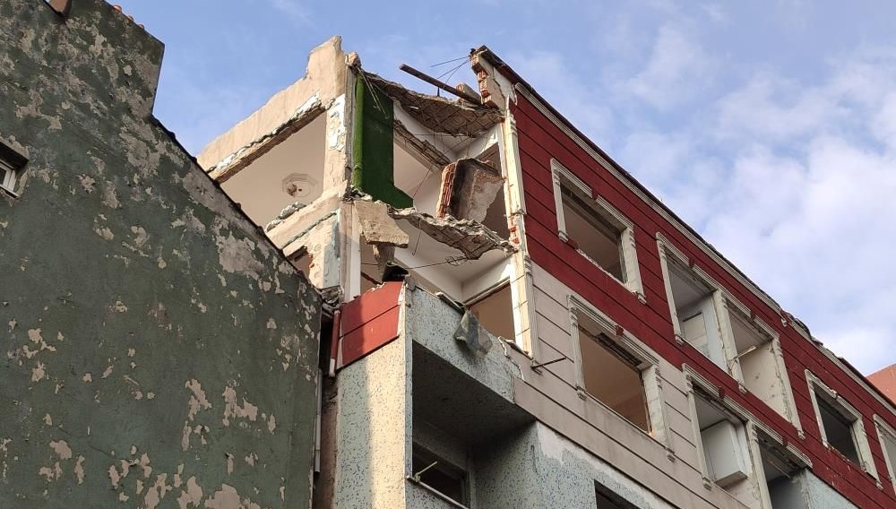 İstanbul'da beş katlı binada iki balkon çöktü