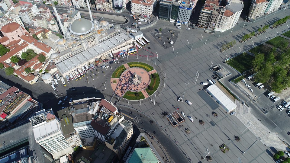 Sendikalar Taksim'deki Cumhuriyet Anıtı'na çelenk bıraktı - 2