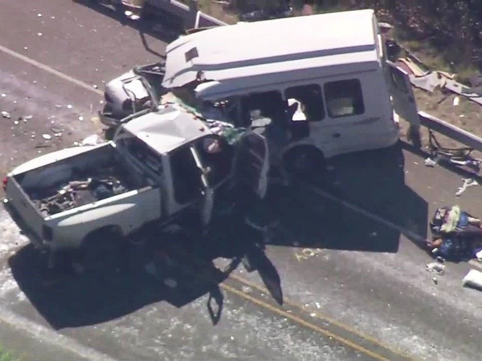 ABD'de otobüs ile kamyonet çarpıştı: 12 ölü, 3 yaralı - 1