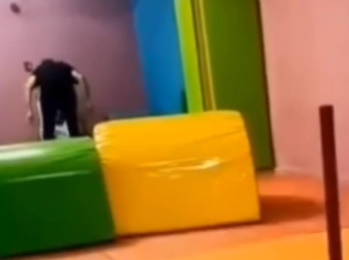 Görüntülerde eğitmenin çocuğa şiddet uyguladığı görüldü