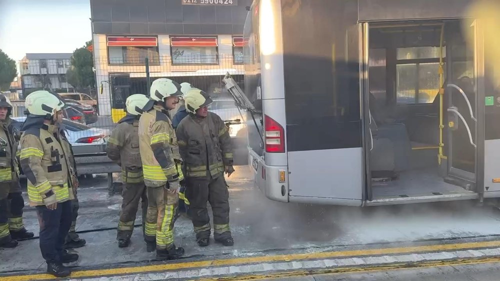 Metrobüste yangın paniği: Dumanlar yükseldi, yolcular tahliye edildi - 2