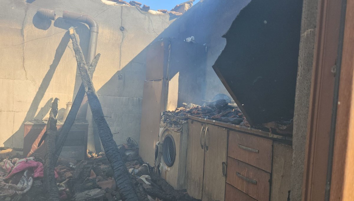 Elektrik kontağından çıkan yangında ev kül oldu Elektrik kontağından çıkan yangında ev kül oldu