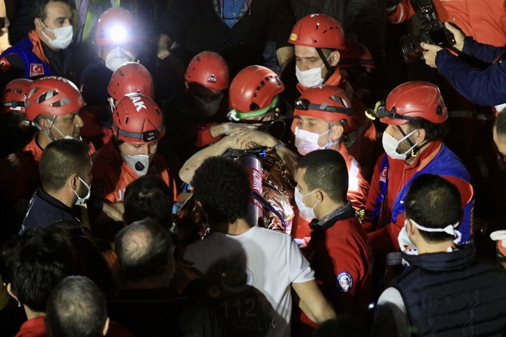 İzmir'de deprem sonrası enkaz altındakiler için zamana karşı yarış (33 saat sonra kurtarıldı) - 17