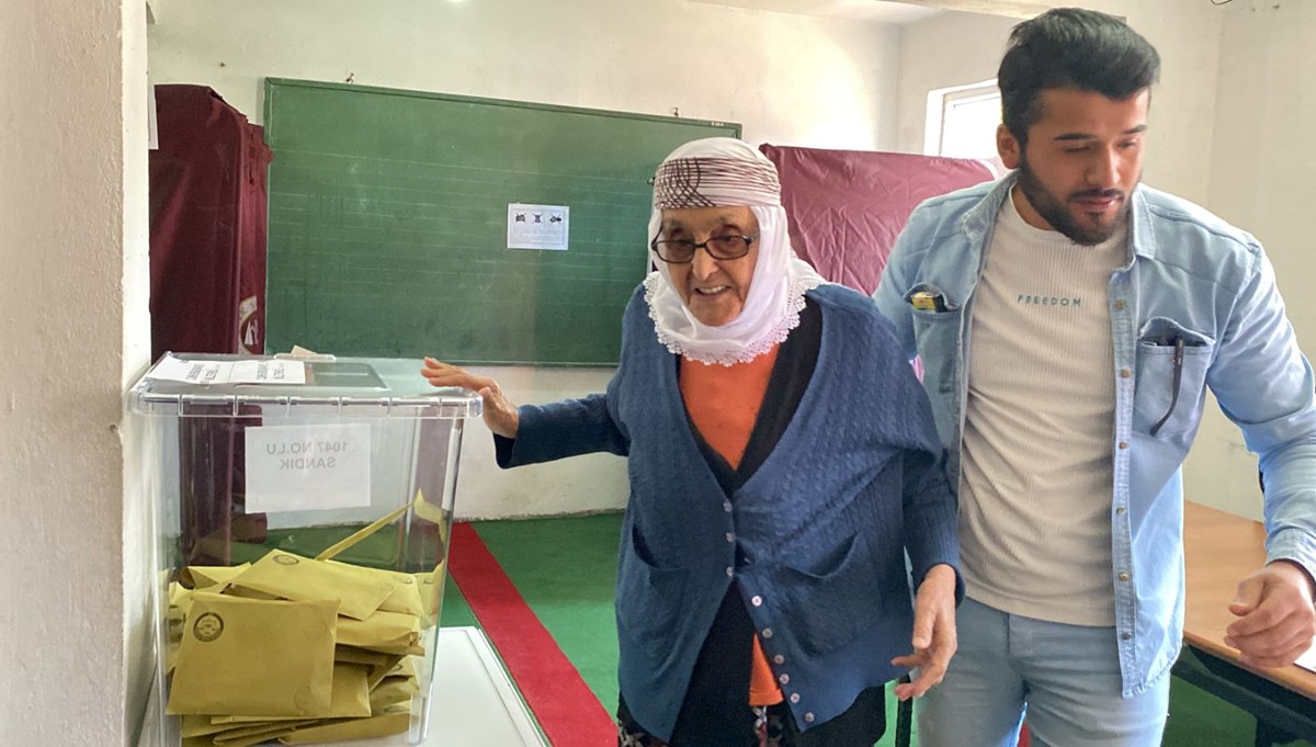 110 yaşındaki Safiye nine oy kullanmak için sandık başına gitti 110 yaşındaki Safiye nine oy kullanmak için sandık başına gitti
