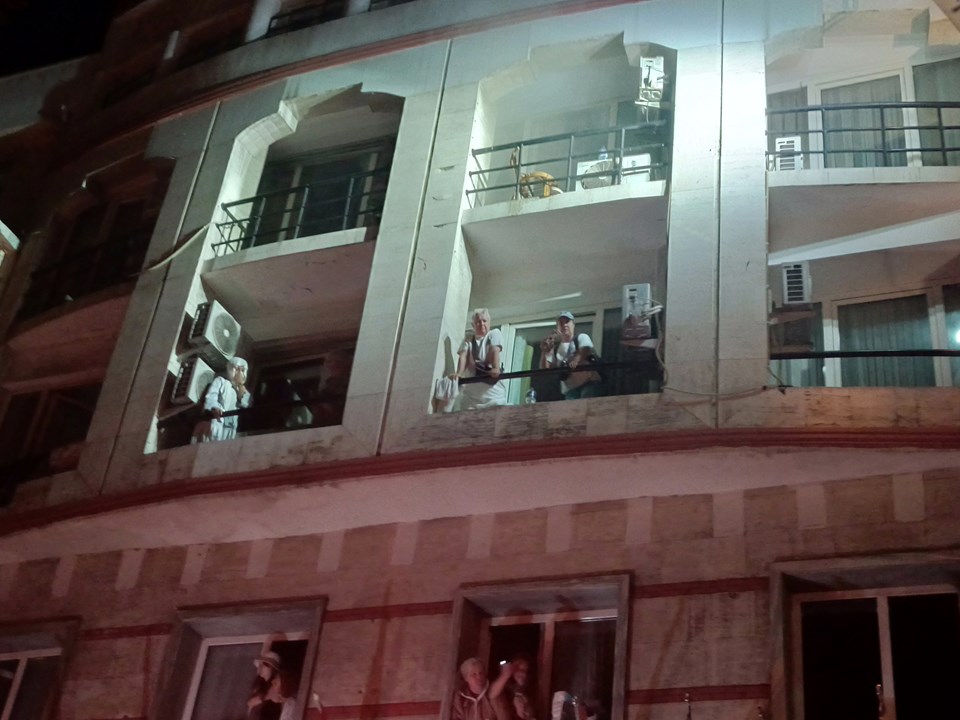 Fatih'te 5 katlı otelde yangın paniği: 40 kişi tahliye edildi - 1