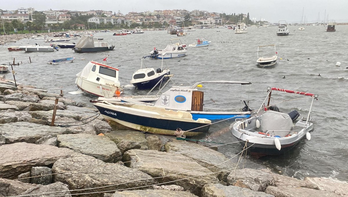Kocaeli'de şiddetli fırtına: Tekneler karaya vurdu Kocaeli'de şiddetli fırtına: Tekneler karaya vurdu