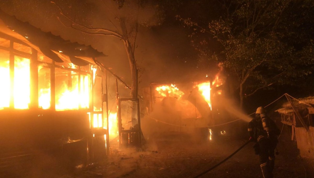 Baraka alev alev yandı, küllerin arasında para aradılar