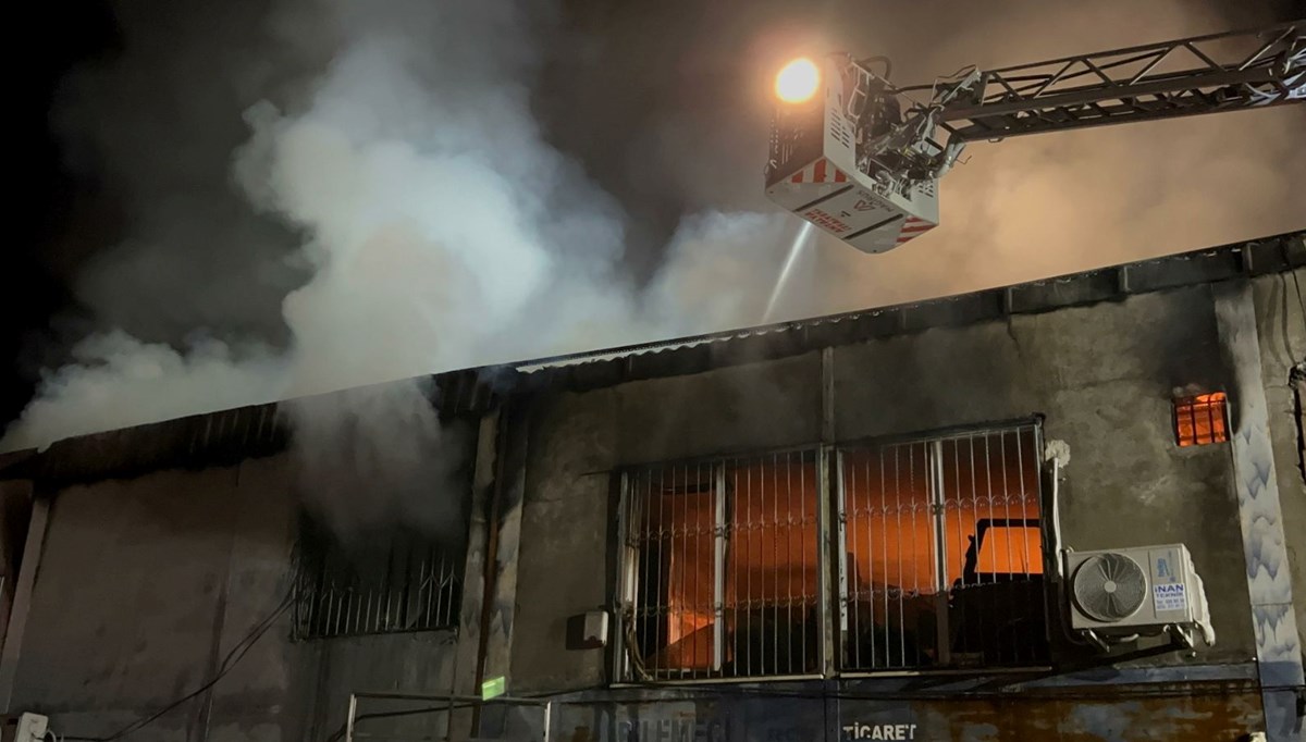 Antalya'da, sanayi sitesinde yangın: 3 iş yeri ve 3 otomobil kül oldu