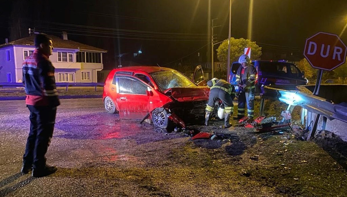 Amasya’da otomobil bariyerlere çarptı: 1 yaralı Amasya’da otomobil bariyerlere çarptı: 1 yaralı