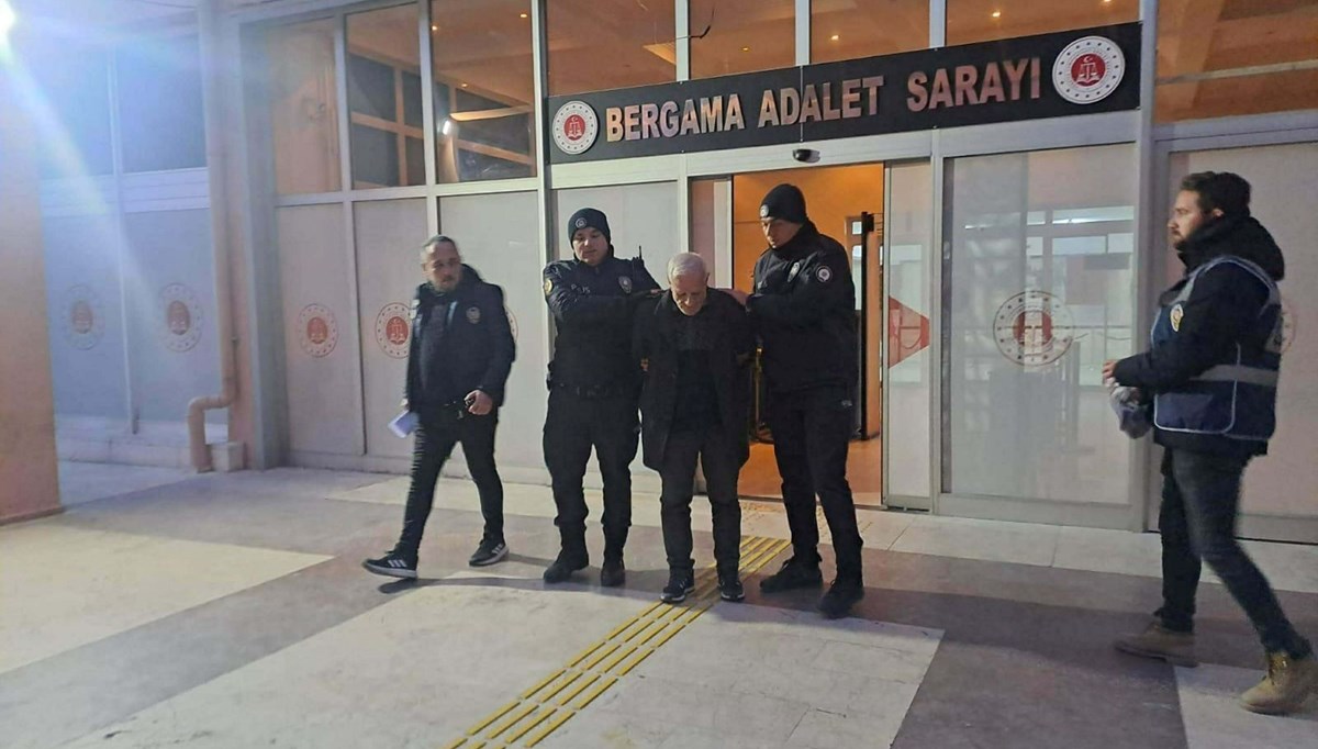 İzmir'de durdurulan araçta uyuşturucu ile altın sikke ele geçirildi İzmir'de durdurulan araçta uyuşturucu ile altın sikke ele geçirildi