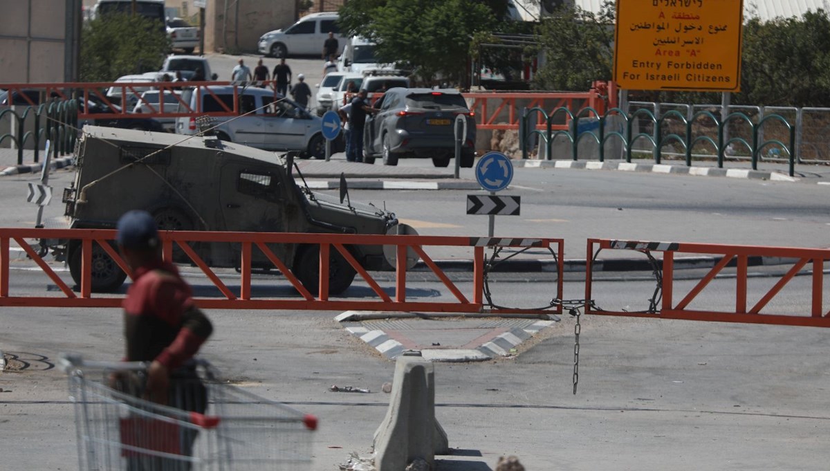 Batı Şeria'da baskınlar sürüyor: İsrail ordusu yedi Filistinli'yi gözaltına aldı Batı Şeria'da baskınlar sürüyor: İsrail ordusu yedi Filistinli'yi gözaltına aldı